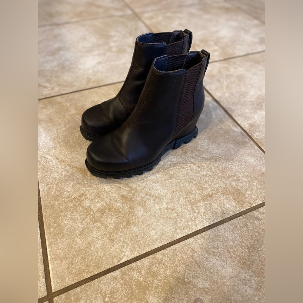 SOREL - WOMEN'S JOAN OF ARCTIC WEDGE CHELSEA BOOTIE - Size 8.5 - brown leather
